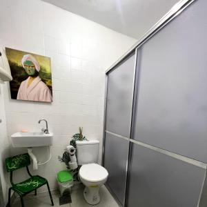 ein Bad mit einer Dusche, einem WC und einem Waschbecken in der Unterkunft Casa Jardim Hostel BH - Santa Efigênia - Paraíso in Belo Horizonte