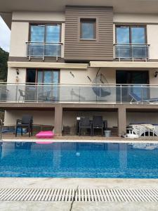 uma casa com uma piscina em frente em Fethiyede Müstakil Villa Havuzlu em Fethiye