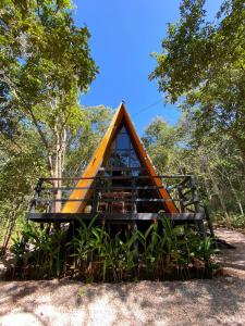 uma casa triângulo no meio de uma floresta em Sítio Aroeira Cabanas em Sao Jorge
