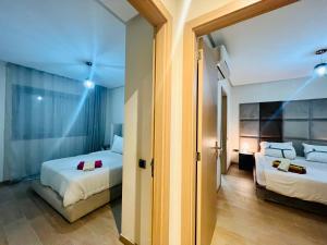 เตียงในห้องที่ Prestigia Appartement de luxe