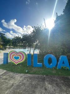 Un signe d'amour dans l'herbe dans l'établissement Residencial ILOA, à Barra de São Miguel