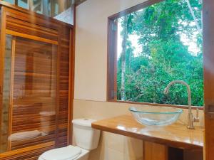 een badkamer met een wastafel en een raam bij Reserva Pakore Wera in Bahía Solano