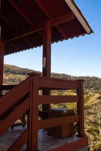 uma pérgola de madeira com vista para o deserto em Pousada Lago da Colina em Urubici