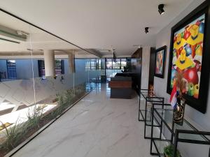 um átrio de escritório com uma grande pintura na parede em Hermoso Departamento completamente equipado em Colonia Mariano Roque Alonso