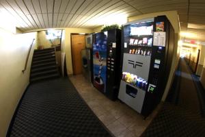 una habitación con 2 máquinas expendedoras y una escalera en Americas Best Value Inn Prescott Valley, en Prescott Valley