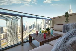 - un salon avec une table et une vue sur la ville dans l'établissement FIRST CLASS 2BR with full DUBAI SKYLINE & SEA view, à Dubaï