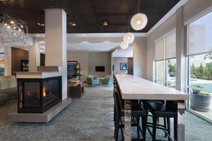 - un salon avec une cheminée, une table et des chaises dans l'établissement Residence Inn by Marriott Austin Southwest, à Austin
