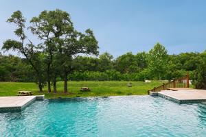 una piscina con terraza y un puente de madera en Residence Inn by Marriott Austin Southwest, en Austin