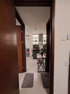 een hal met een kamer met een tafel en een deur bij Apartemen pollux habibie in Kangboi