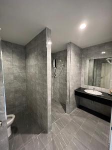 ein Badezimmer mit Dusche, Waschbecken und Toilette in der Unterkunft THE HUB SURATTHANl in Surat Thani + 29 Fotos