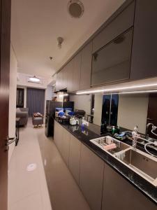een grote keuken met een wastafel en een koelkast bij Apartemen pollux habibie in Kangboi