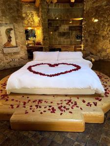 a bed with a heart made out of roses on it at Casa Arte in Chimaltenango