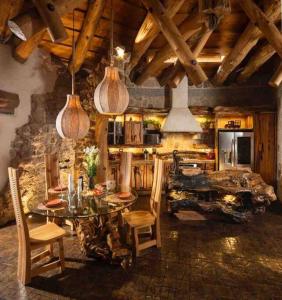 cocina con mesa y sillas en una habitación en Casa Arte en Chimaltenango