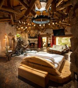 - une grande chambre avec un grand lit et une cheminée dans l'établissement Casa Arte, à Chimaltenango