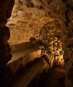 una pared de piedra con una escalera en una cueva en Casa Arte en Chimaltenango