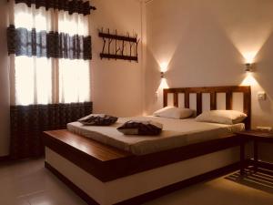 um quarto com duas camas num quarto em Wild Eagle Safari Resort em Udawalawe