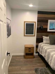 una camera con letto e parete in legno di Stylish & Cozy Home on the East Side of Pittsburgh 