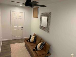 un soggiorno con divano e ventilatore a soffitto di Stylish & Cozy Home on the East Side of Pittsburgh 