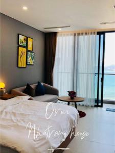1 dormitorio con 1 cama y sala de estar en A sea view beautiful studio apartment, en Nha Trang
