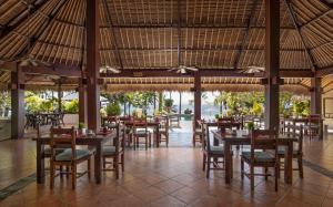 Restoran või mõni muu söögikoht majutusasutuses Alam Anda Ocean Front Resort & Spa CHSE Certified