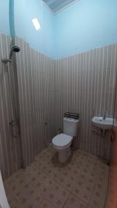 łazienka z toaletą i umywalką w obiekcie OYO 92701 Jasmine House Syariah w mieście Pekanbaru