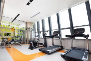 - une salle de sport avec 2 tapis de course et 2 elliptiques dans l'établissement Home2 Suites by Hilton Beijing Shunyi, à Shunyi