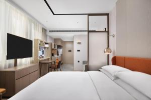 Un pat sau paturi într-o cameră la Home2 Suites by Hilton Beijing Shunyi