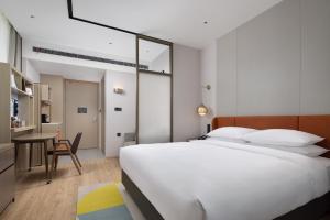Un pat sau paturi într-o cameră la Home2 Suites by Hilton Beijing Shunyi
