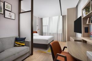 Un pat sau paturi într-o cameră la Home2 Suites by Hilton Beijing Shunyi
