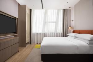 Un pat sau paturi într-o cameră la Home2 Suites by Hilton Beijing Shunyi