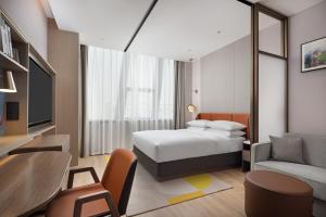 Un pat sau paturi într-o cameră la Home2 Suites by Hilton Beijing Shunyi