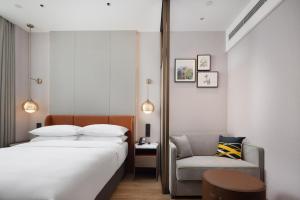 Un pat sau paturi într-o cameră la Home2 Suites by Hilton Beijing Shunyi