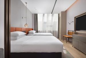 Un pat sau paturi într-o cameră la Home2 Suites by Hilton Beijing Shunyi