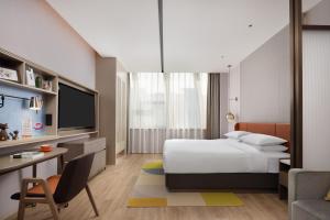 Un pat sau paturi într-o cameră la Home2 Suites by Hilton Beijing Shunyi