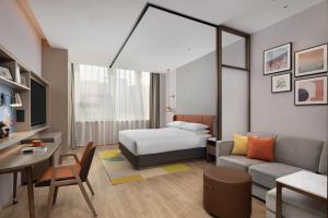 Un pat sau paturi într-o cameră la Home2 Suites by Hilton Beijing Shunyi