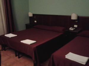 een hotelkamer met 2 bedden met rode lakens bij Casale Maginulfo in Roccamandolfi