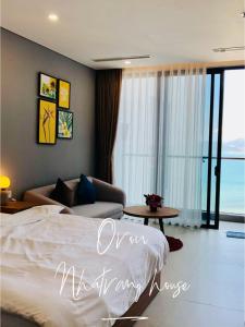 เตียงในห้องที่ A sea view beautiful studio apartment