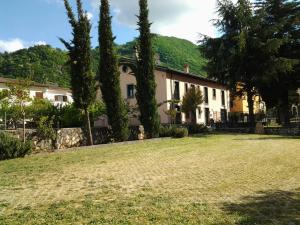 una casa con árboles frente a un patio en Casale Maginulfo, en Roccamandolfi