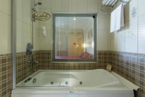 A bathroom at Alaiye Resort & Spa Hotel - Ultra All Inclusive