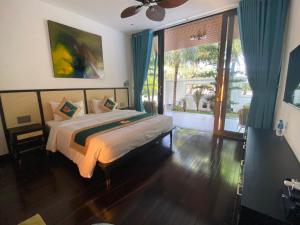 une chambre avec un lit et une grande fenêtre dans l'établissement Villa Container, à Vung Tau 32 autres photos