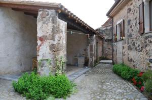 an alley with a building with a toilet in it at Bed & Breakfast Casa Pisanu in Narbolia