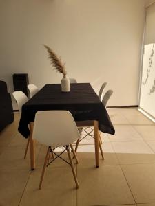 a black table with a white vase on top of it at Lujoso apartamento cómodo y luminoso con seguridad 24 hs y estacionamiento in Guaymallen