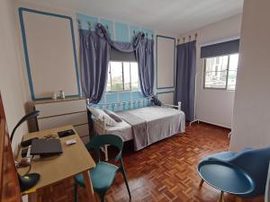 Un dormitorio con una cama y una mesa y sillas. en Ampang Hilir KL City Boutique Residence, en Kuala Lumpur 44 fotos más