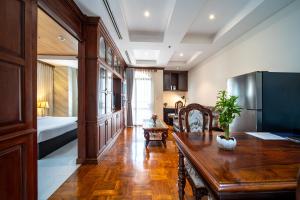 sala de estar con mesa y dormitorio en LCS Hotel & Apartment en Phnom Penh