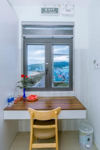 una finestra con un tavolo e una sedia di fronte di Golden Sea Quy Nhơn a Quy Nhon