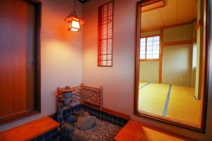 日立的住宿－Oshironoyado Hanaguruma，一间设有镜子和一张床的房间