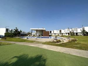 vistas a un edificio con piscina en un parque en Modern Beautiful Condo en Mezcales