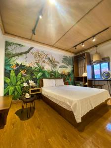 1 dormitorio con 1 cama grande y una pintura en la pared en The Autumn Homestel, en Hanói