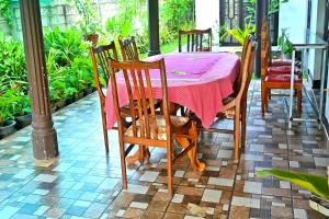 un tavolo con una tovaglia rosa su un patio di Vindiw Holiday Resort a Anuradhapura