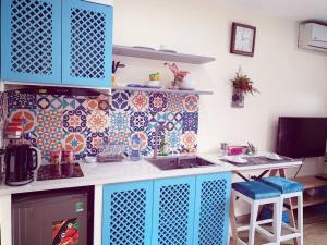 cocina con armarios azules y pared de azulejos en HT5B - OLD QUARTER / BLUE ROOM /OPEN BALCONY, en Hanói
